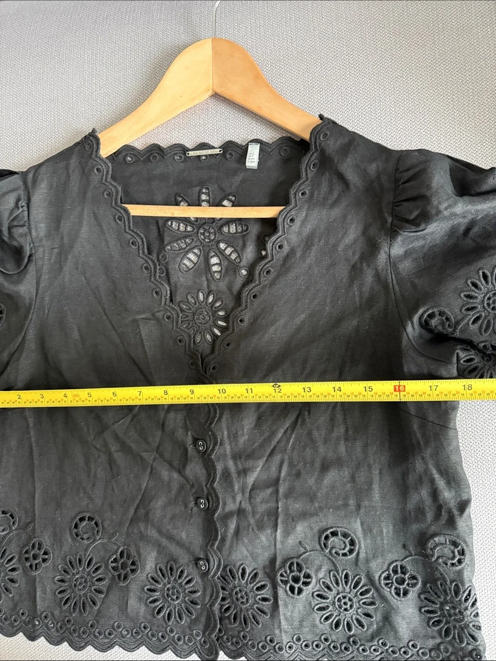 Elie Tahari Linen Blend Black Eyelet Scalloped Button-Front Blouse Size S - Picture 7 of 9